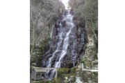 氷結の不動の滝と遺跡の城山を巡る