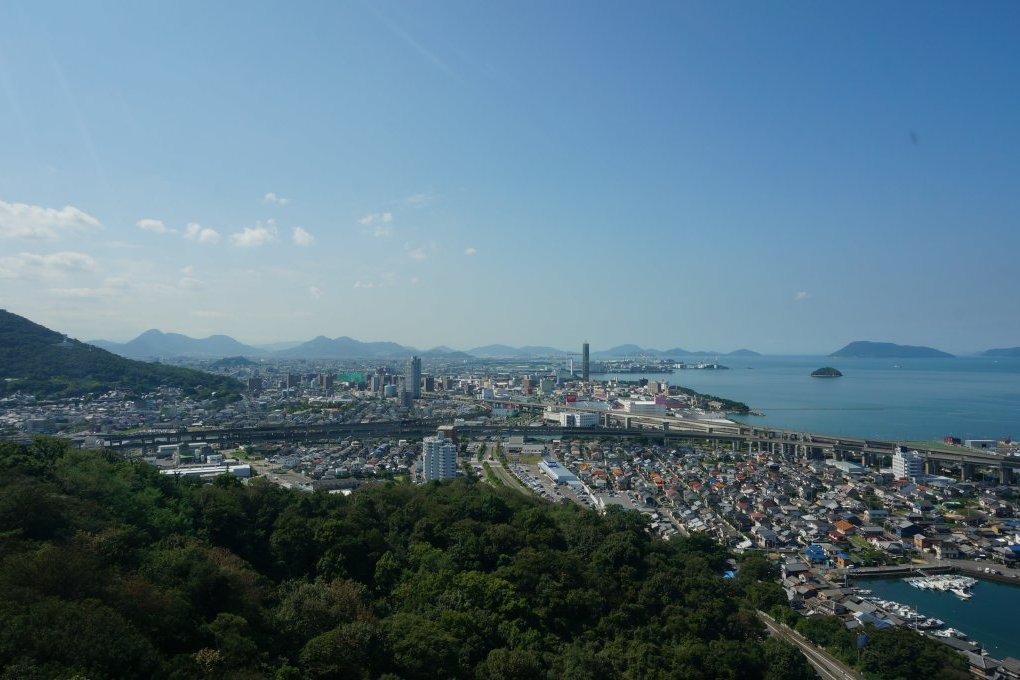 カフェから宇多津町を望む