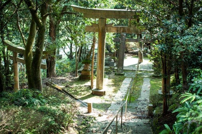 豊島石でつくられた鳥居　　