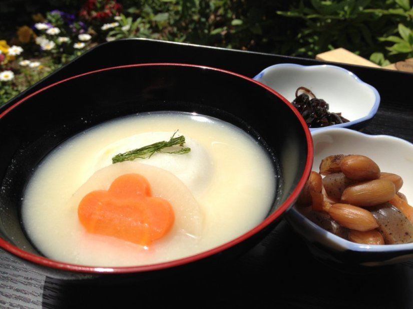 讃岐のお雑煮「白味噌あん餅雑煮」　　（600円）が年中食べられます