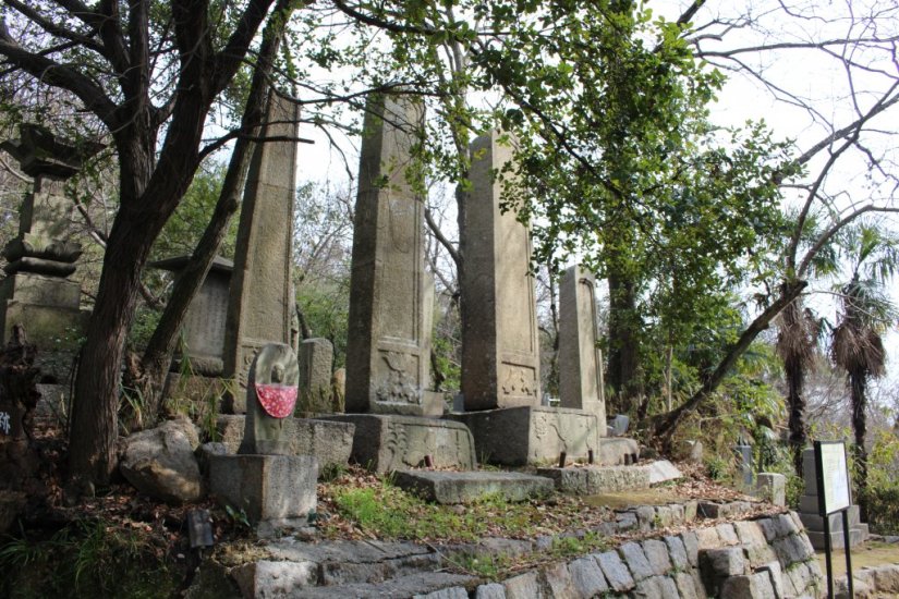 法然上人ゆかりのお寺と人名の墓