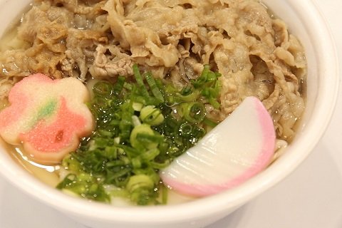 かまぼこ・肉入り年明けうどん