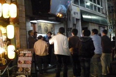 深夜でもうどんを求めて行列ができる